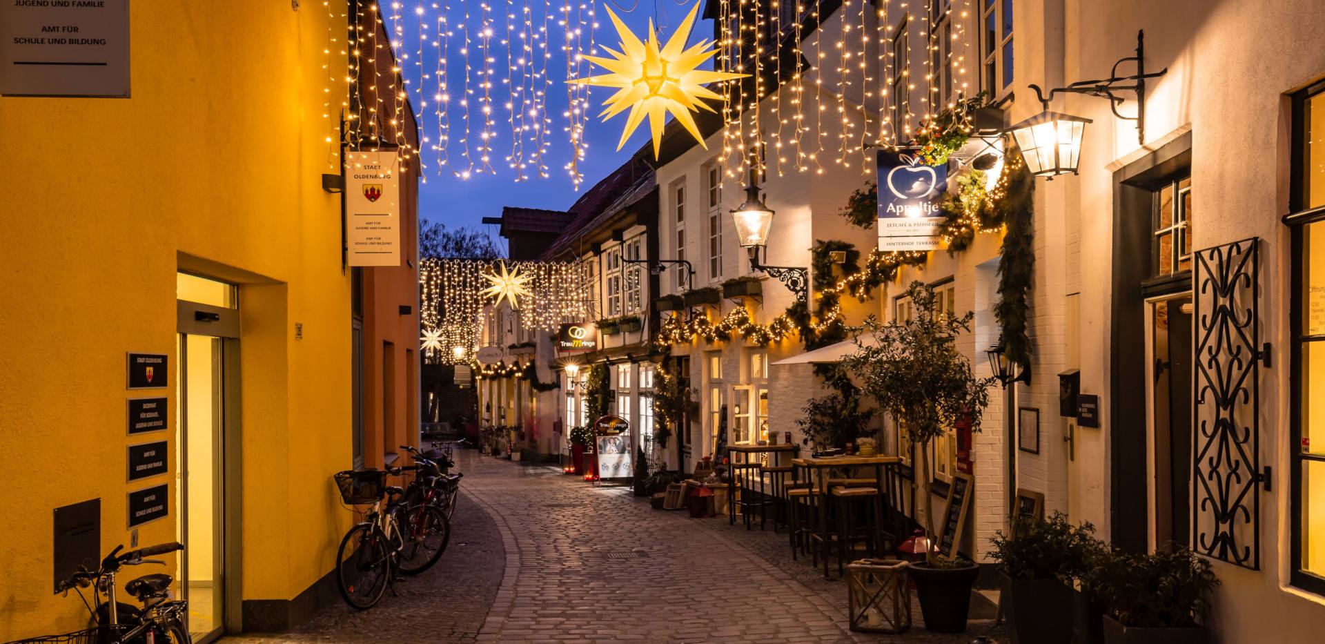 Weihnachtsshopping in der festlich geschmückten Bergstraße