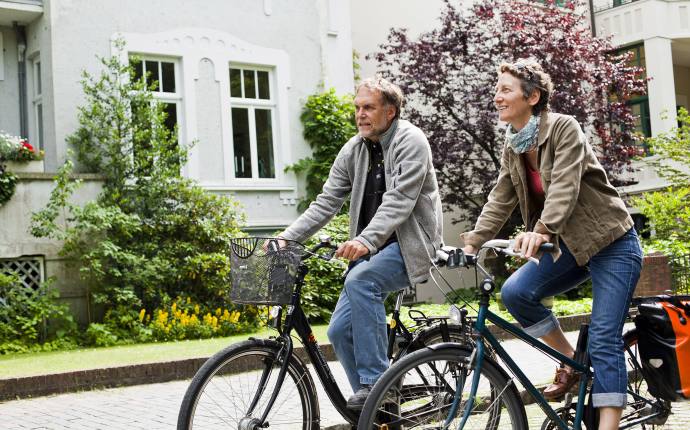 Ein Pärchen macht eine Fahrradtour durch Oldenburg. Ein Pärchen macht eine Fahrradtour durch Oldenburg.