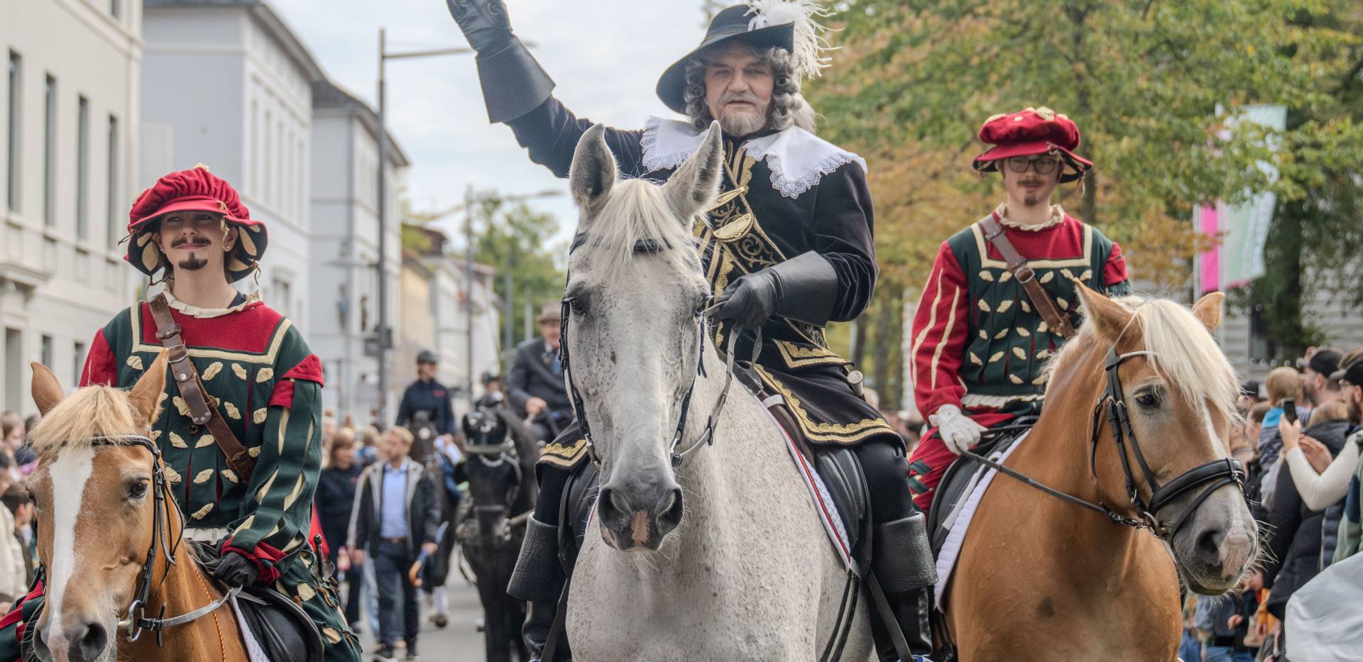 Graf und Knappen f&uuml;hren den Kramermarktsumzug an. Foto: Sascha St&uuml;ber
