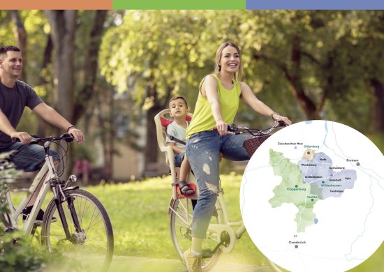 Eine Familie macht eine Fahrradtour. Ein Kartenausschnitt zeigt die Region.