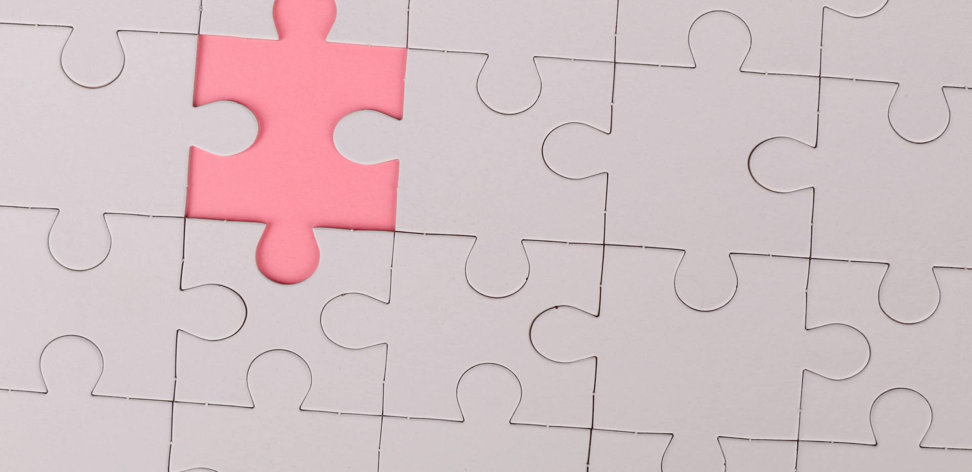 Ein Puzzel wo ein Stück noch fehlt und die Farbe Pink dadrunter ist. Ein Puzzel wo ein Stück noch fehlt und die Farbe Pink dadrunter ist.