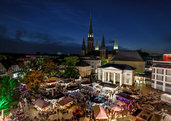 Weinfest Oldenburg von oben Schlossplatz Oldenburg zum Weinfest am Abend