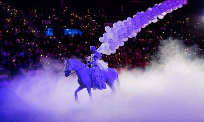 Mirage Español begeistert beim AGRAVIS‑Cup Oldenburg:
Die eindrucksvolle Show gehört zu den Highlights des Galaabends „Mein Freundebuch der Pferdewelt“ am Samstag in der EWE Arena Oldenburg. In den vergangenen Jahren sorgten bekannte Acts wie die VOX‑Pferdeprofis Lisa und Matthes Röckener, Hella Gabbert und die Brüsewitz‑Brüder für unvergessliche Momente. Welche Stars in diesem Jahr dabei sind, wird noch nicht verraten. Schnell sein lohnt sich – die Ticketanzahl ist begrenzt! Mirage Español begeistert beim AGRAVIS‑Cup Oldenburg:
Die eindrucksvolle Show gehört zu den Highlights des Galaabends „Mein Freundebuch der Pferdewelt“ am Samstag in der EWE Arena Oldenburg. In den vergangenen Jahren sorgten bekannte Acts wie die VOX‑Pferdeprofis Lisa und Matthes Röckener, Hella Gabbert und die Brüsewitz‑Brüder für unvergessliche Momente. Welche Stars in diesem Jahr dabei sind, wird noch nicht verraten. Schnell sein lohnt sich – die Ticketanzahl ist begrenzt!