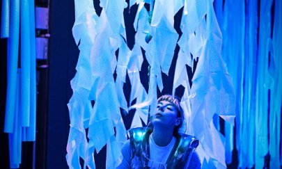 Eine Performerin in einer gro&szlig;en Qualle