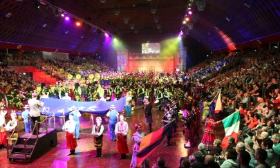 Das große Finale der MUSIKPARADE mit über 400 Künstlern aus verschiedenen Nationen in einer farbenprächtigen Choreografie. Dudelsackspieler, Marschkapellen und traditionelle Trachtengruppen präsentieren sich gemeinsam unter festlicher Lichtinszenierung in einer voll besetzten Arena. Im Zentrum weht eine große Europafahne – ein musikalisches und visuelles Symbol der Völkerverständigung. Das große Finale der MUSIKPARADE mit über 400 Künstlern aus verschiedenen Nationen in einer farbenprächtigen Choreografie. Dudelsackspieler, Marschkapellen und traditionelle Trachtengruppen präsentieren sich gemeinsam unter festlicher Lichtinszenierung in einer voll besetzten Arena. Im Zentrum weht eine große Europafahne – ein musikalisches und visuelles Symbol der Völkerverständigung.