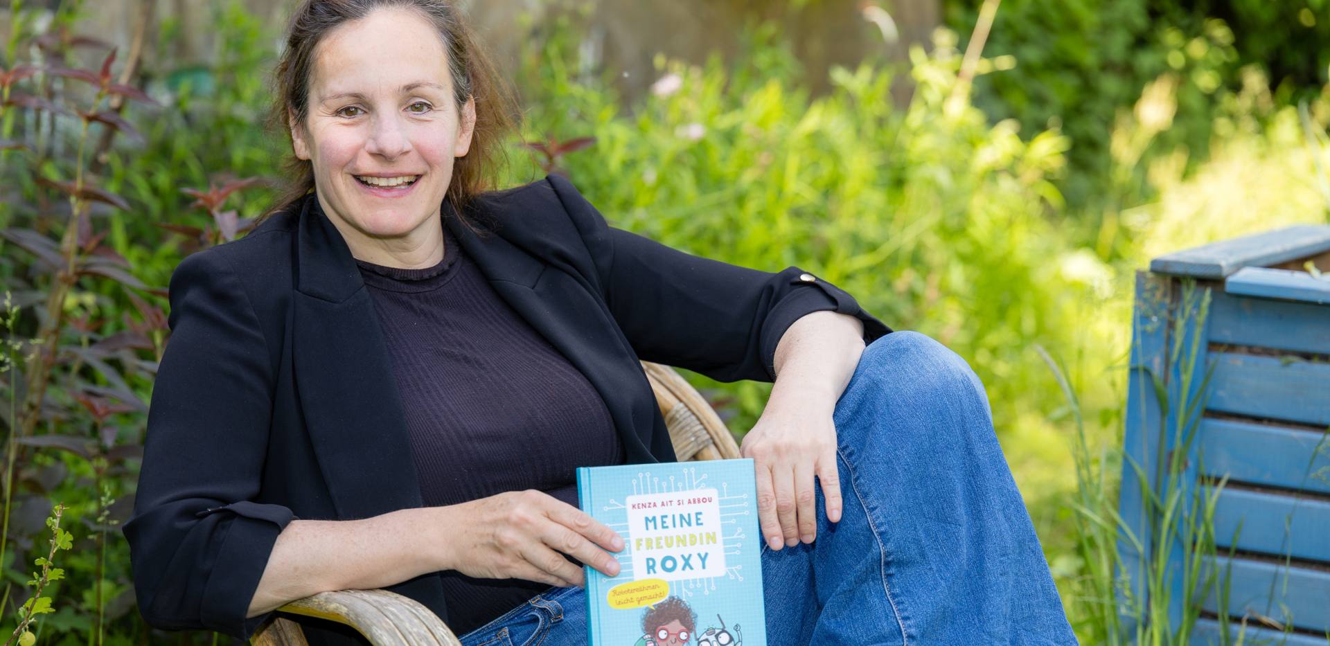 Brit Bartuschka mit Buch "Meine Freundin Roxy"