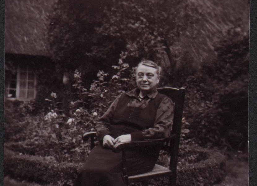 ba-12771_Im Ohmsteder Hausgarten. Mathilde Hanken geb. Wöbken aus Klein Bornhorst sie ist die jüngere Schwester von Anna Hullmann geb. Wöbken aus Klein Bornhorst 1938