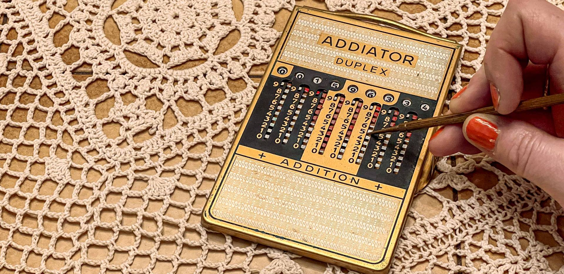 Ein "Addiator Duplex" der deutschen Firma Addiator aus den 1960er Jahren