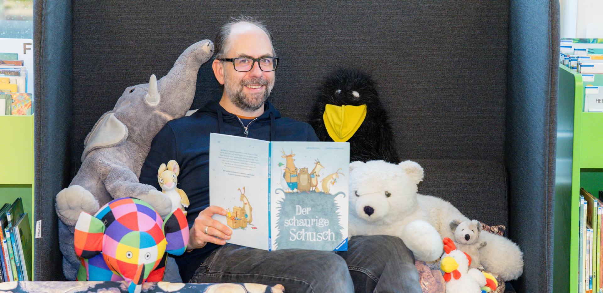 Maik Evers mit Buch "Der schaurige Schusch" Maik Evers mit Buch "Der schaurige Schusch"