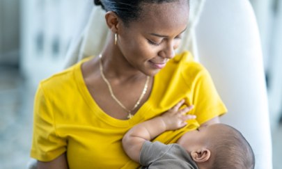 Baby hängt an der Brust der Mutter. Foto: FatCamera/iStock Baby hängt an der Brust der Mutter. Foto: FatCamera/iStock