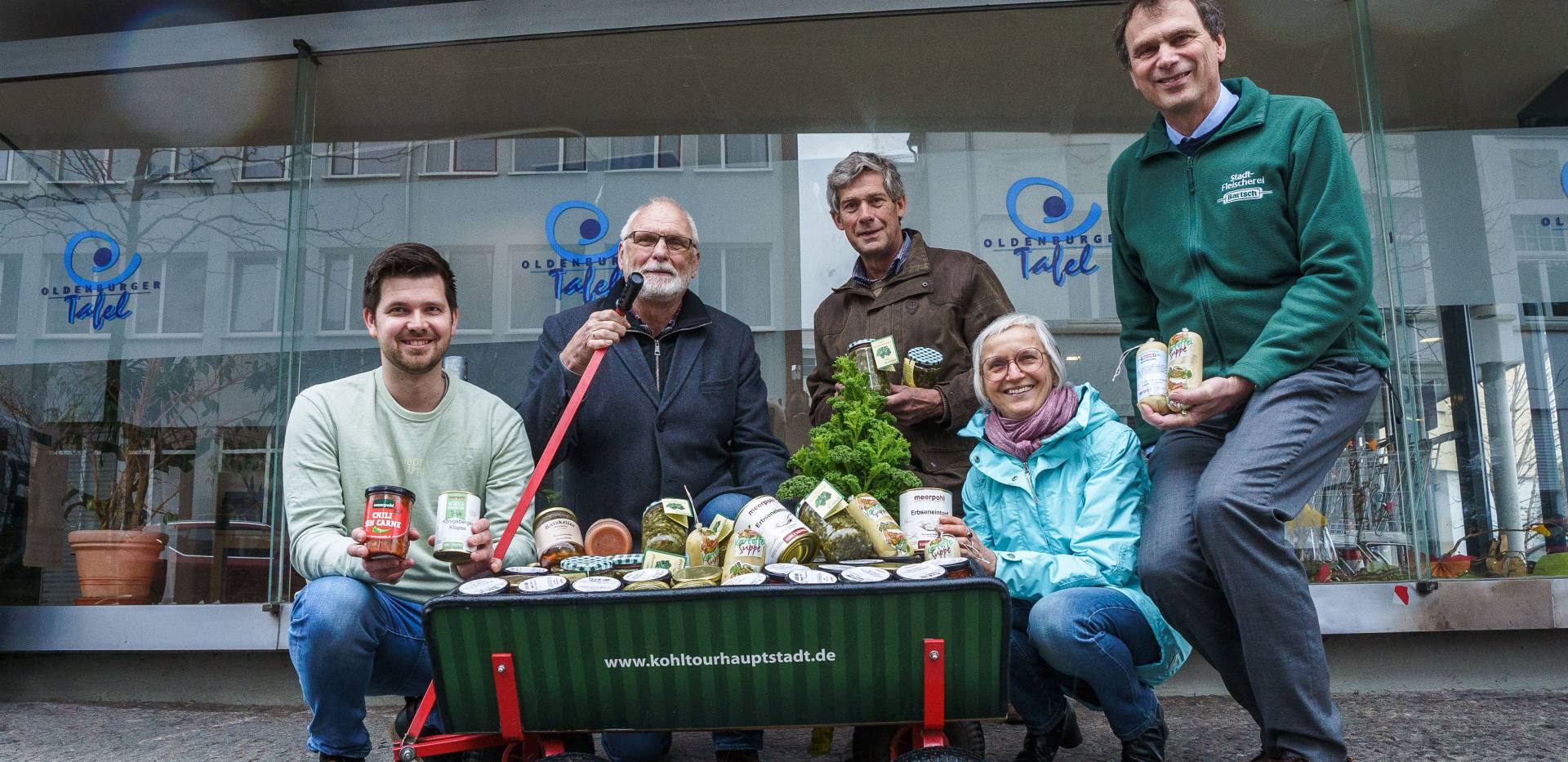 Oldenburger Grünkohlbarometer: Spendenübergabe zum Abschluss der Saison 2022/2023 für 100.000 verzehrte Portionen.