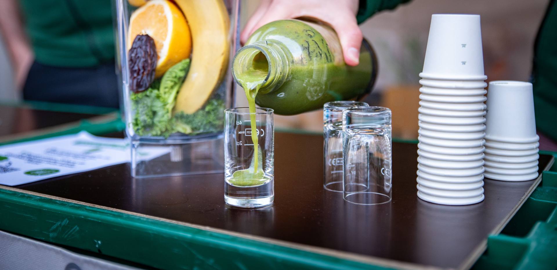 Es wird ein Grünkohl-Smoothie in ein Probierglas eingeschenkt auf der Veranstaltung "Hallo Grünkohl". Es wird ein Grünkohl-Smoothie in ein Probierglas eingeschenkt auf der Veranstaltung