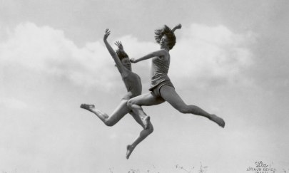 Madame d`Ora, Die Tänzerinnen Gisa Geert und Ilka Zezulak im Schlosspark Schönbrunn bei Wien, Fotografie, 1928