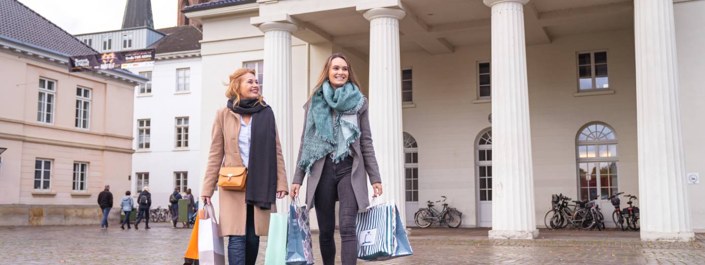 Zwei Frauen auf Shoppingtour in der Oldenburger Innenstadt.