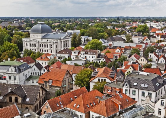 Oldenburg von oben mit Blick auf die Kuppel des Oldenburgischen Staatstheaters.