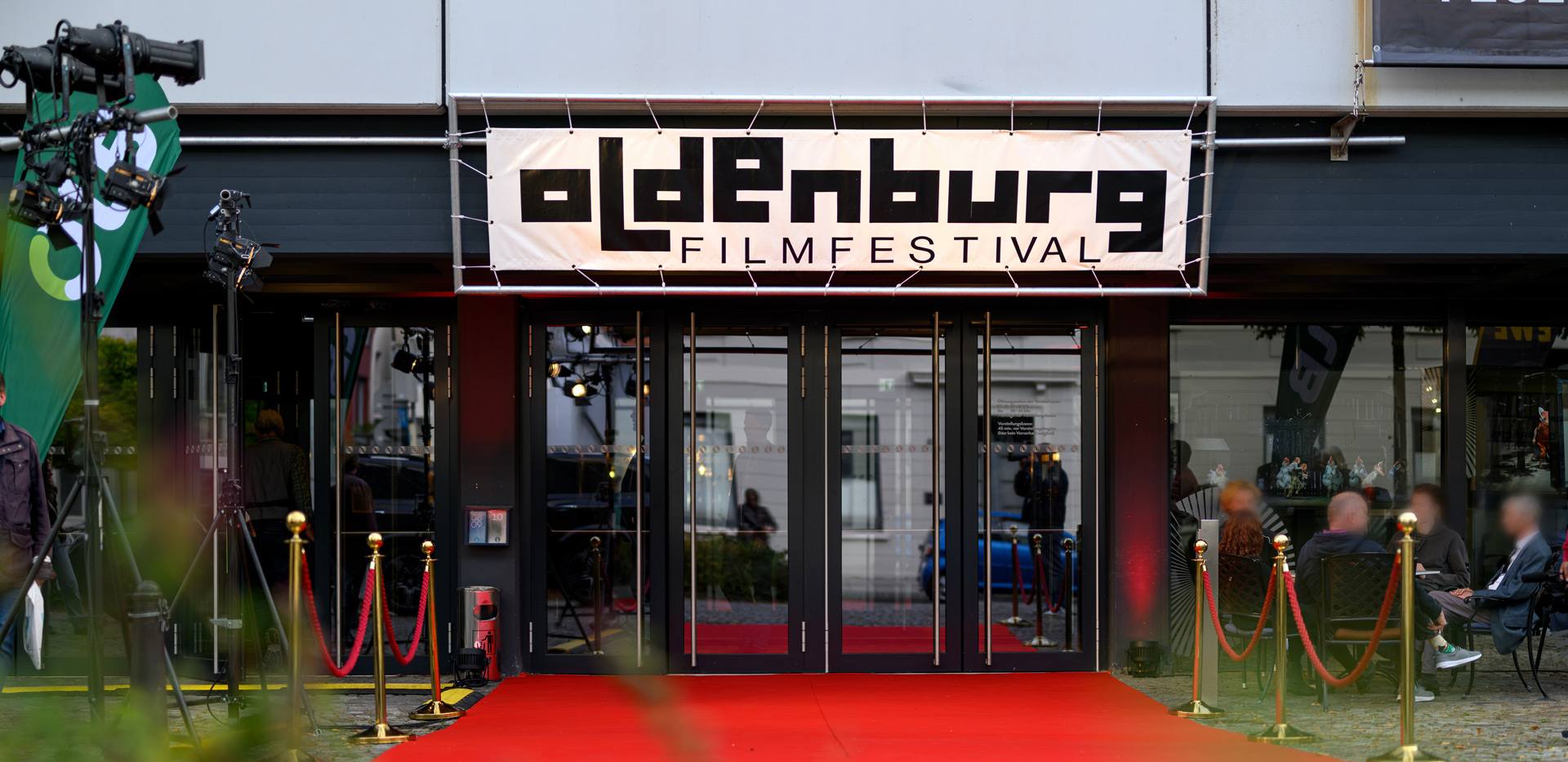 Eingang des Staatstheaters mit roten Teppich und Filmfest T&uuml;rschild