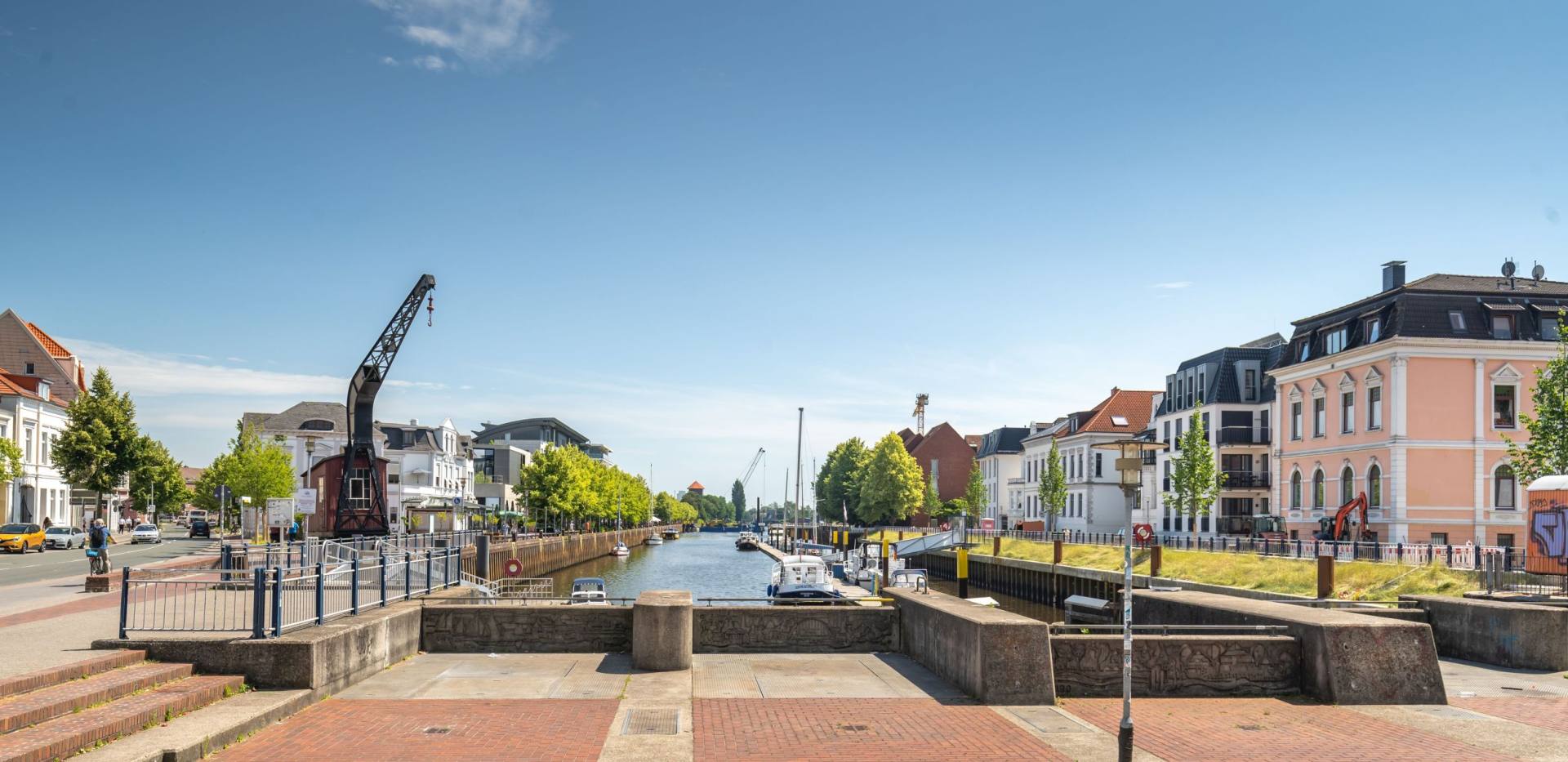 Blick auf das Hafenbecken des Oldenburger Stadthafens. 