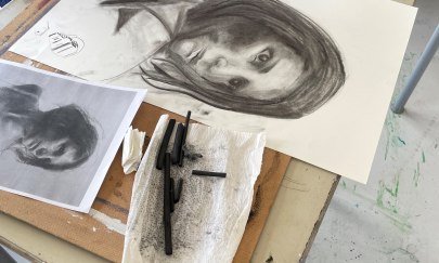 Auf dem Foto ist eine Portraitzeichnung abgebildet. Auf dem Foto ist eine Portraitzeichnung abgebildet.