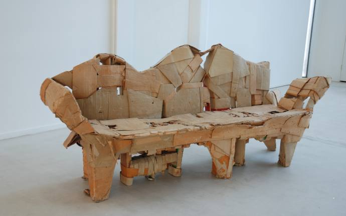 Sofa aus Pappe vor hellem Hintergrund Sofa aus Pappe vor hellem Hintergrund