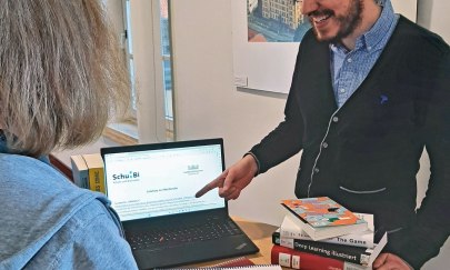 Beratungsgespr&auml;ch zwischen Bibliothekar und Sch&uuml;ler (Symbolbild).