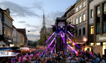 Menschen feiern in der Innenstadt beim Oldenburger Stadtfest