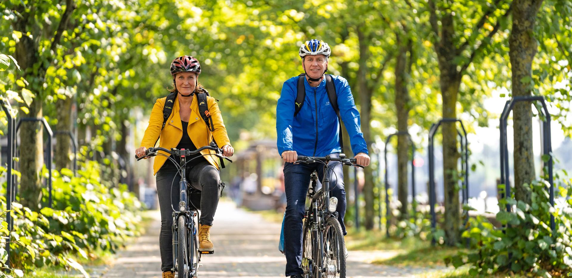 Radfahrende an der Oldenburger Hafenpromenade