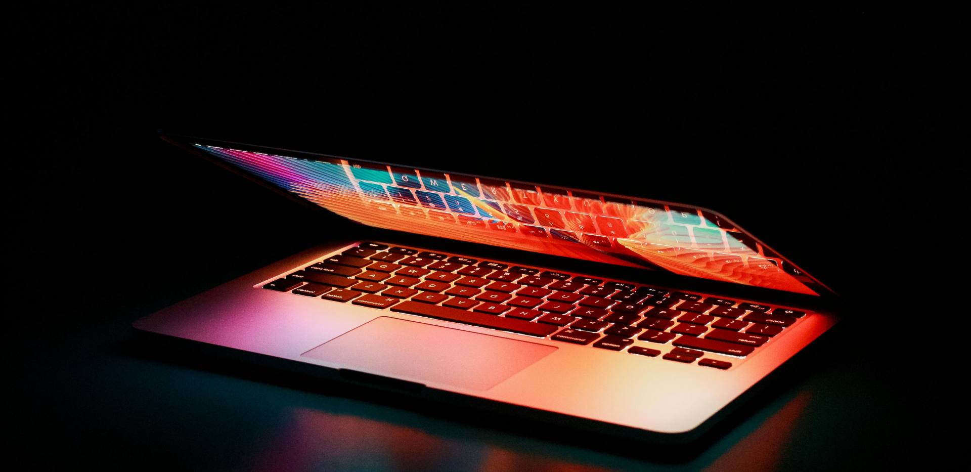 Ein halboffener Laptop. Ein halboffener Laptop.