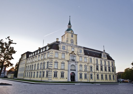 Das Oldenburger Schloss in der Abenddämmerung.