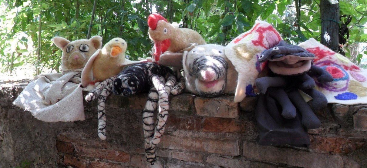 gefilzte Tiere auf einer Mauer