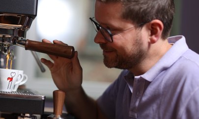 Barista Hendrik N&ouml;lker zeigt im Barista Kurs die perfekte Espressozubereitung an der Siebtr&auml;germaschine.