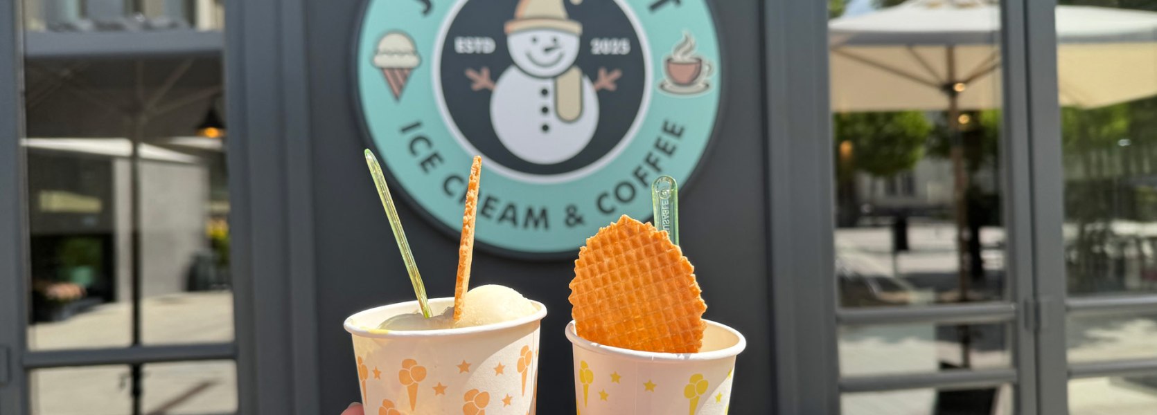 Zwei Becher mit Eis vor der Eisdiele Jack Frost in Oldenburg