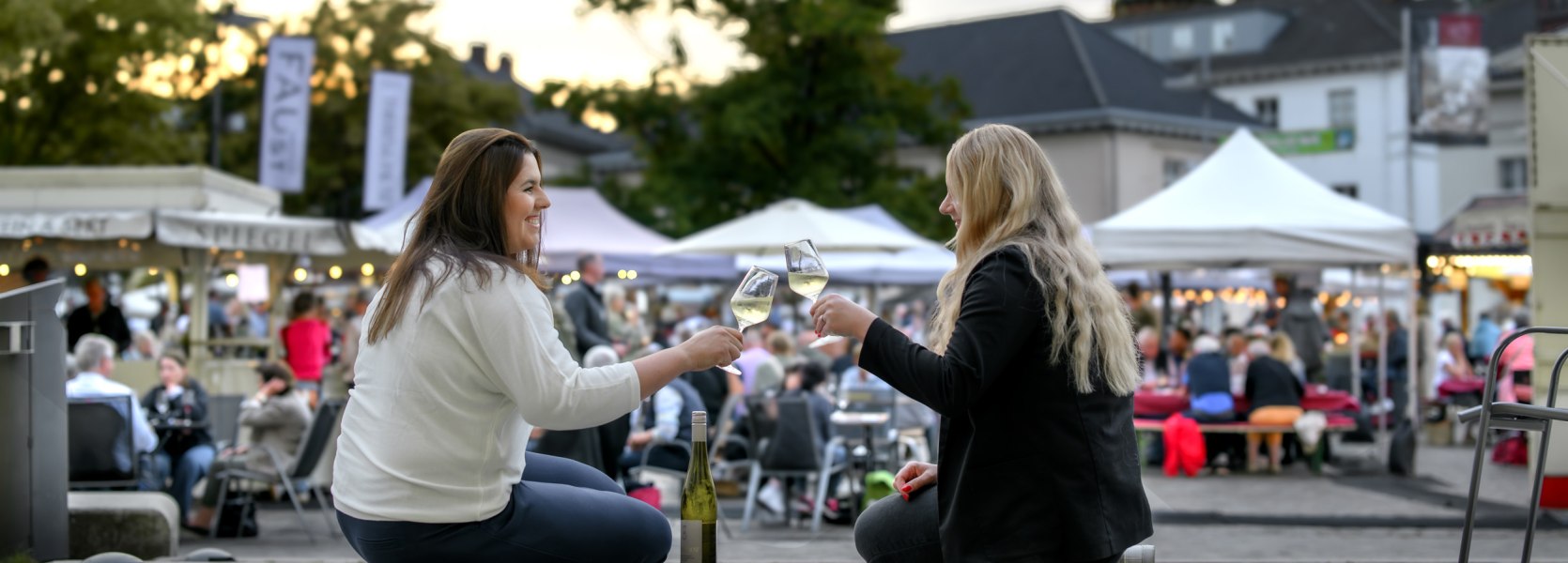 Weinfest Oldenburg Freundinnen Freundinnen stoßen beim Oldenburger Weinfest auf dem Schlossplatz an