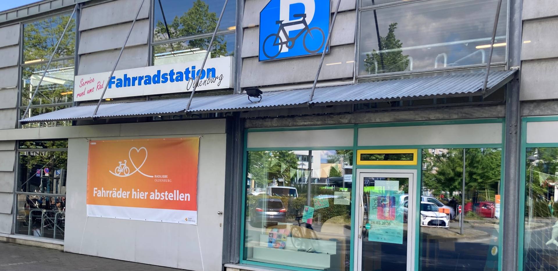 Eingang zum Gebäude der Fahrradstation am Oldenburger Bahnhof Eingang zum Gebäude der Fahrradstation am Oldenburger Bahnhof