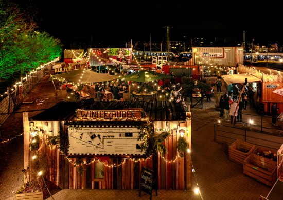 Beleuchtete Container zum Winterzauber im Gleispark Oldenburg