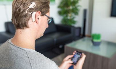 Proband mit CI und Smartphone