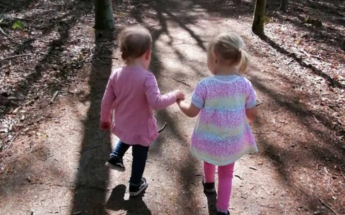 Zwei Kinder Zwei Kinder