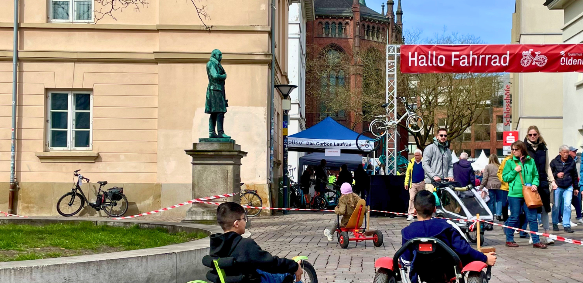 Kinder fahren auf dem Liegerad-Parcour bei Hallo Fahrrad in Oldenburg. 