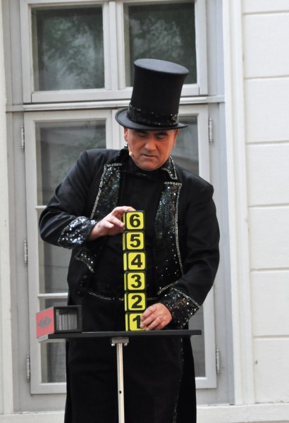 Ein Zauberer zeigt seine Tricks beim JAPZ in Oldenburg.