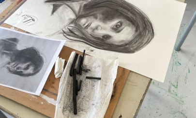 Auf dem Foto sieht man ein gezeichnetes Portrait. Auf dem Foto sieht man ein gezeichnetes Portrait.