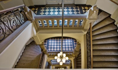 Das Treppenhaus im alten Rathaus in Oldenburg von oben nach unten.