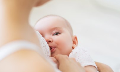 Kleinkind hängt an der Brust einer Mutter. Foto: AlekZotoff/iStock Kleinkind hängt an der Brust einer Mutter. Foto: AlekZotoff/iStock