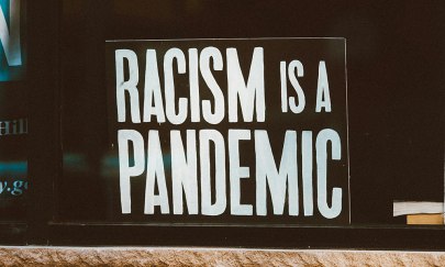 Sticker mit der Aufschrift: Racism is a pandemic