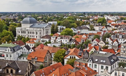 Oldenburg von oben mit Blick auf die Kuppel des Oldenburgischen Staatstheaters.