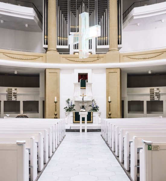 Innenraum St. Lamberti-Kirche Oldenburg mit Glaskreuz Innenraum St. Lamberti-Kirche Oldenburg mit Glaskreuz