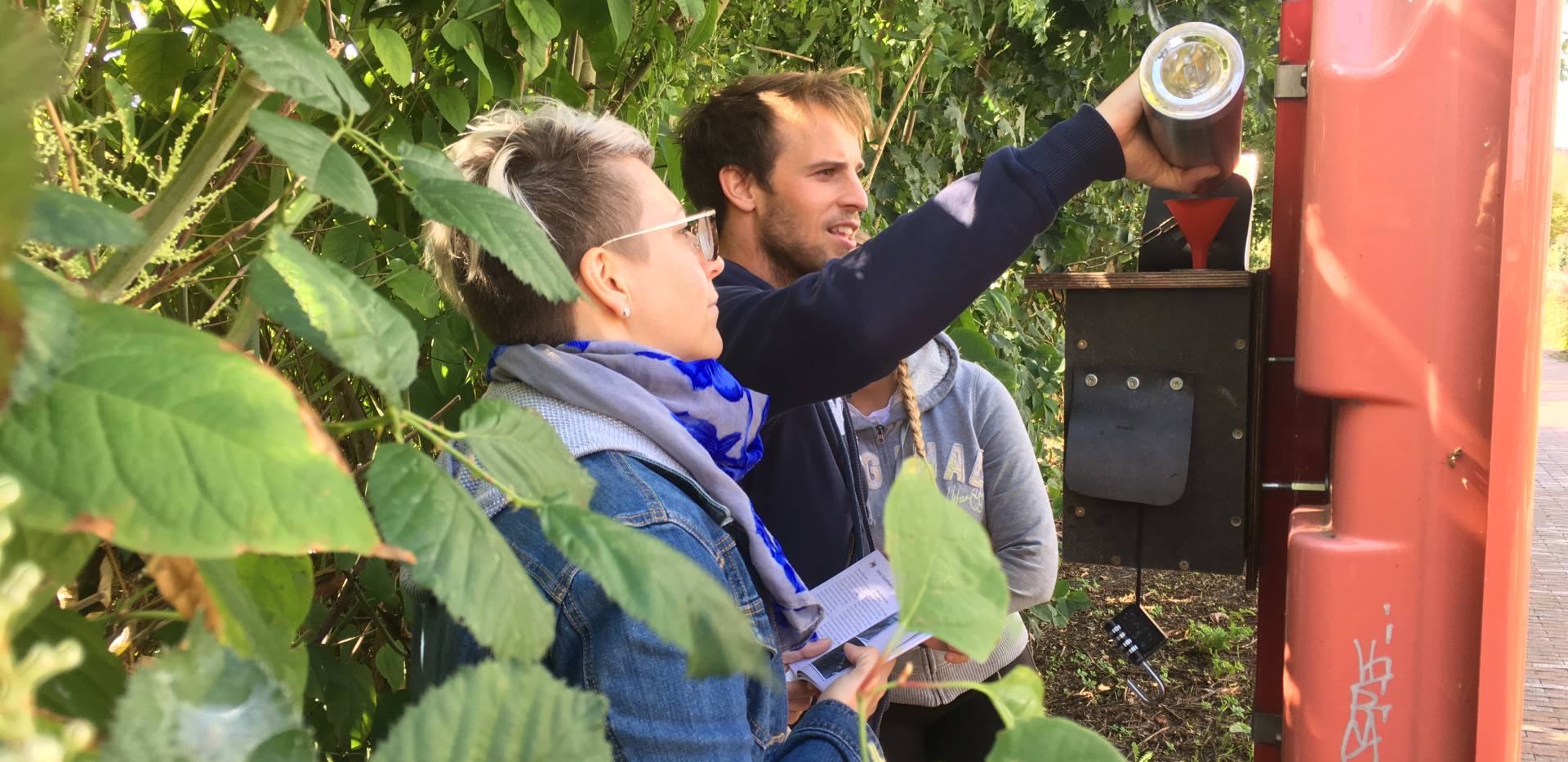 GeoCacher heben einen der fünfzehn Klimaschätze.