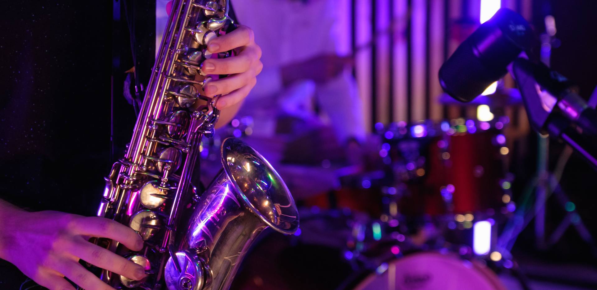 Musiker spielen Saxophon und Schlagzeug während einer lebhaften Live-Performance. Foto: Big Bag Films/Pexels Musiker spielen Saxophon und Schlagzeug während einer lebhaften Live-Performance. Foto: Big Bag Films/Pexels