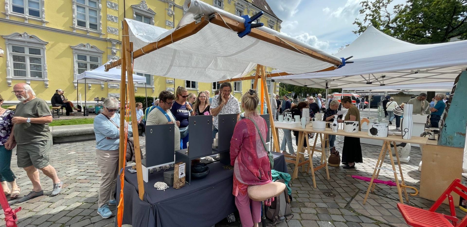 Auf dem Foto sieht man einen Stand auf den Keramiktagen.