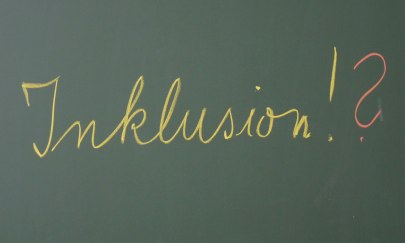 Mit weißer Kreide auf eine grüne Tafel geschrieben: „Inklusion!?“. Foto: Dieter Schütz/Pixelio Mit weißer Kreide auf eine grüne Tafel geschrieben: „Inklusion!?“. Foto: Dieter Schütz/Pixelio