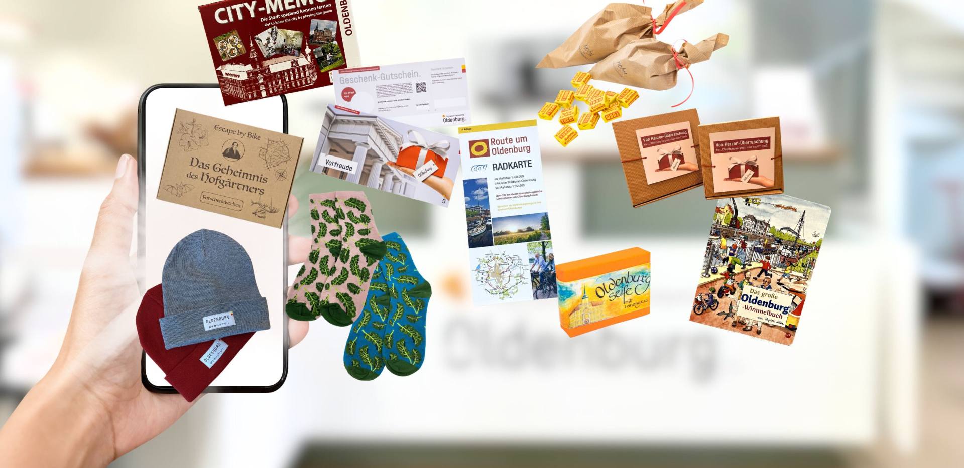 Smartphone mit verschiedenen Oldenburg-Souvenirs aus dem Onlineshop