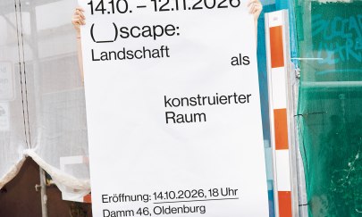Im Mittelpunkt des Bildes befindet sich eine Person, die ein gro&szlig;es wei&szlig;es Plakat mit schwarzen Schriftz&uuml;gen hochh&auml;lt. Ganz oben auf dem Plakat steht der Zeitraum der Ausstellung: 14.10. - 12.11.2026, darunter der Titel (_)scape: Landschaft als konstruierter Raum. Die einzelnen W&ouml;rter des Titels sind in der Mitte des Plakat verteilt. Ganz unten sind Er&ouml;ffnungsdatum, Uhrzeit, und Ort festgehalten: "Er&ouml;ffnung: 14.10.2026, 18 Uhr, Damm 46, Oldenburg". Im Hintergrund ist ein Baustellenger&uuml;st zu sehen.